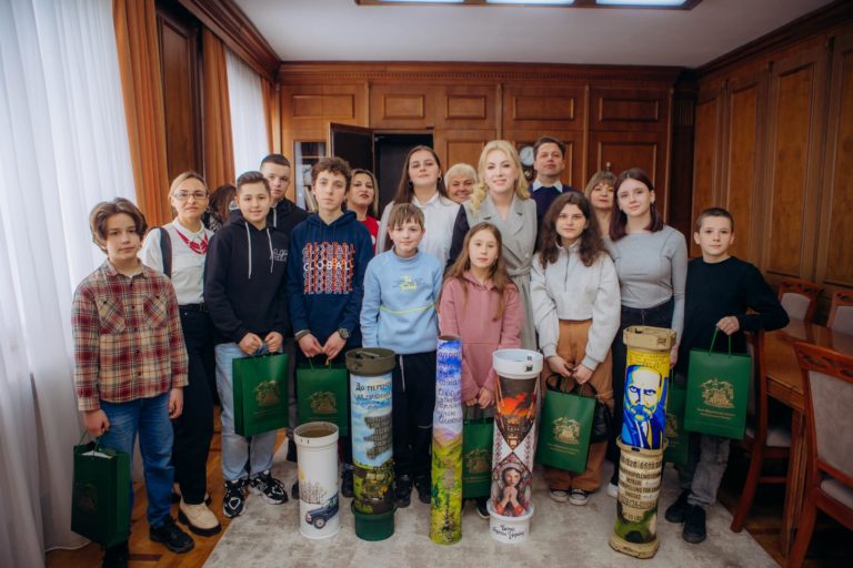 Діти захисників з Кутської громади розмальовують тубуси від снарядів, щоб допомогти ЗСУ (ФОТО)