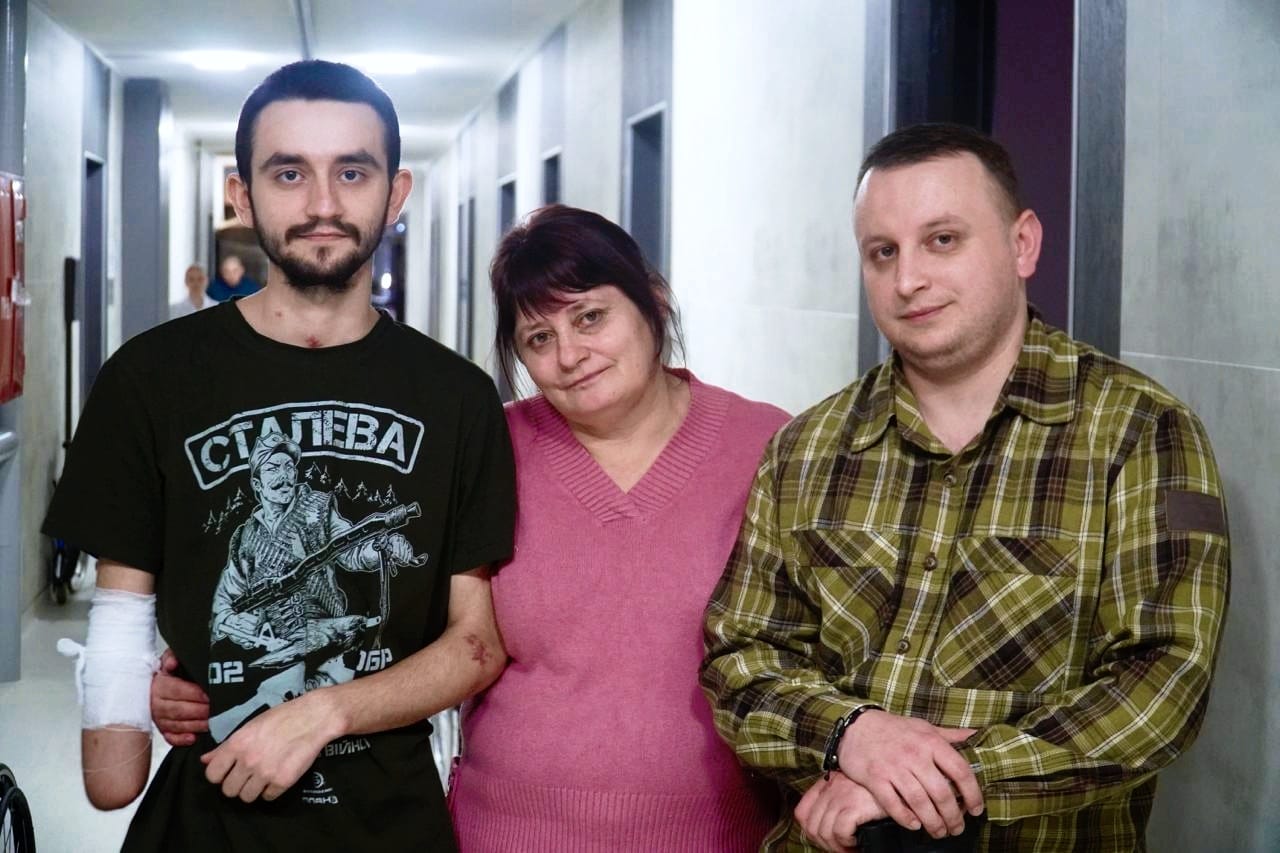Майже півтора року приховували, що на війні: як двоє братів проходять реабілітацію в обласній клінічній лікарні Франківська (ФОТО)