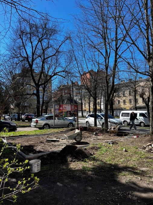 Черговий газон стане МАФом у центрі Івано-Франківська (ФОТО)