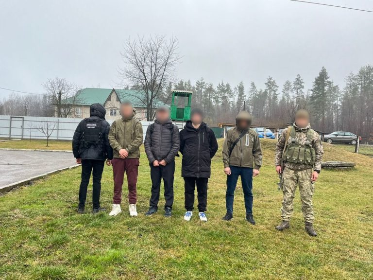 Двоє прикарпатців заплатили по 5 500 євро за піший перехід до Румунії: їх впіймали прикордонники (ФОТО)