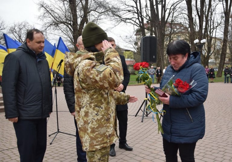 У Франківську матері загиблого воїна передали орден сина “За мужність” (ФОТО)