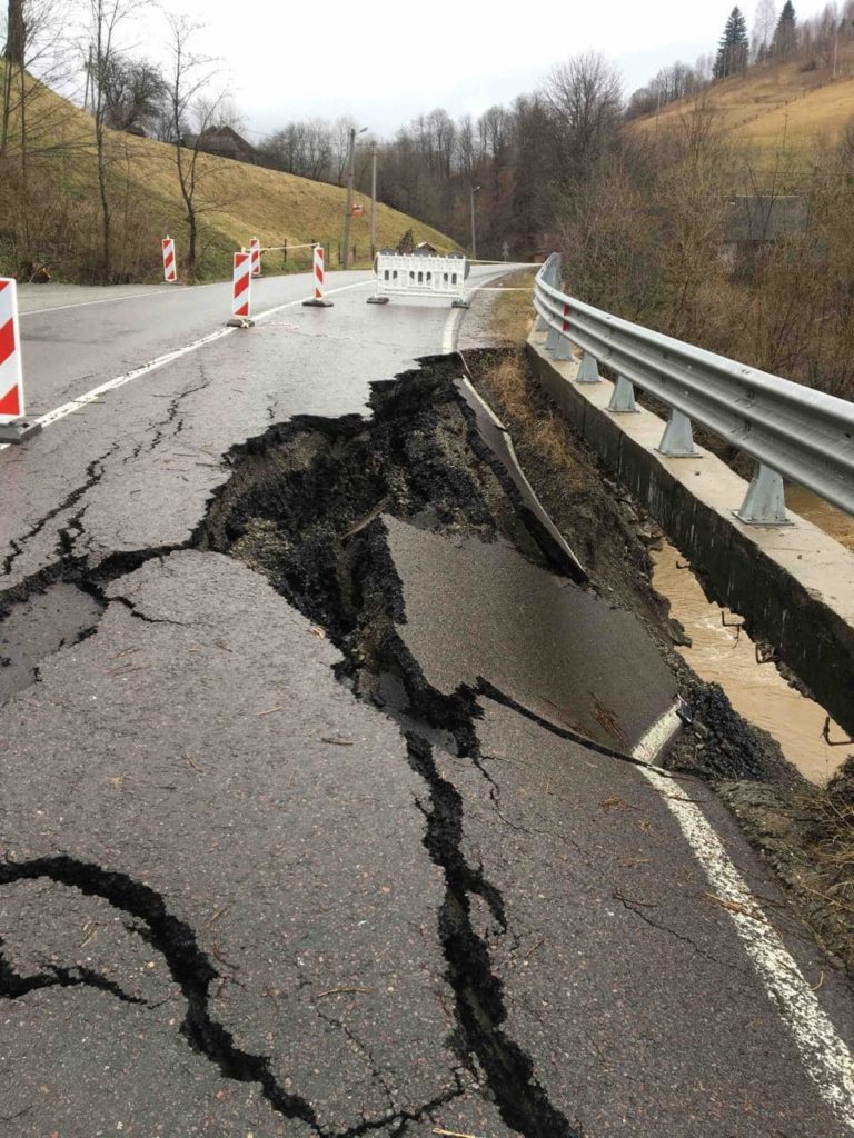 На Закарпатті зсуви ґрунту: пошкоджена дорога на Івано-Франківщину (ФОТО)