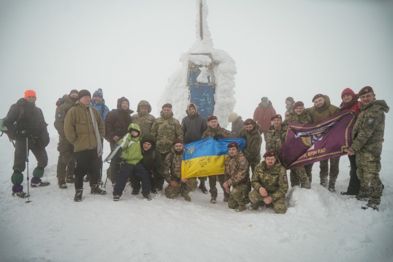 На Говерлу зійшли понад 400 людей разом із десантниками 80-ї бригади: збирали гроші на ЗСУ (ФОТО)