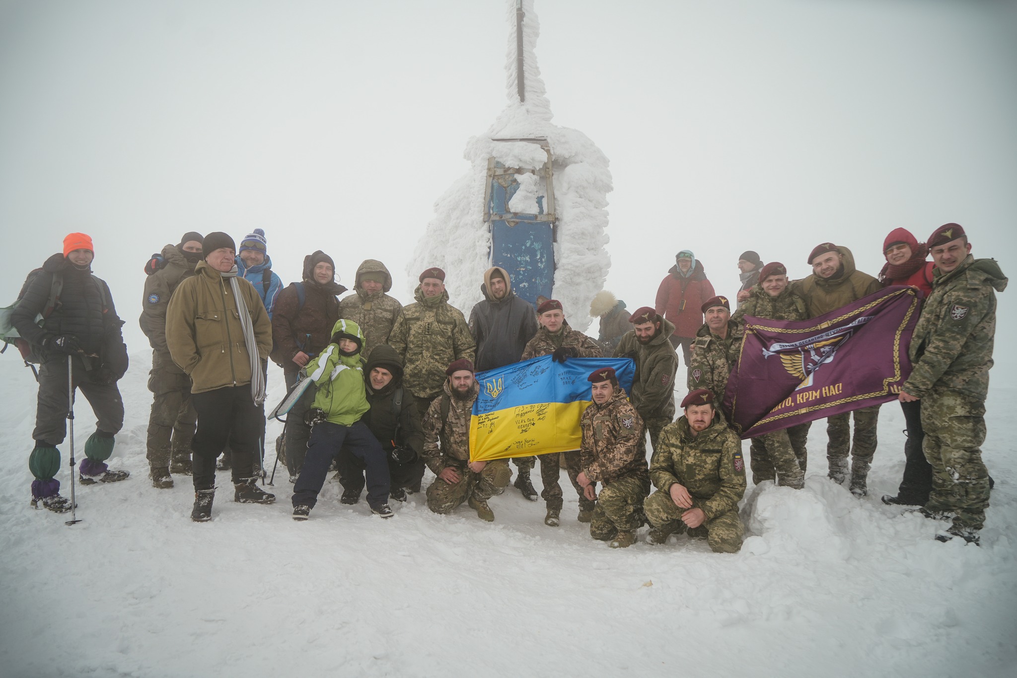 На Говерлу зійшли понад 400 людей разом із десантниками 80-ї бригади: збирали гроші на ЗСУ (ФОТО)