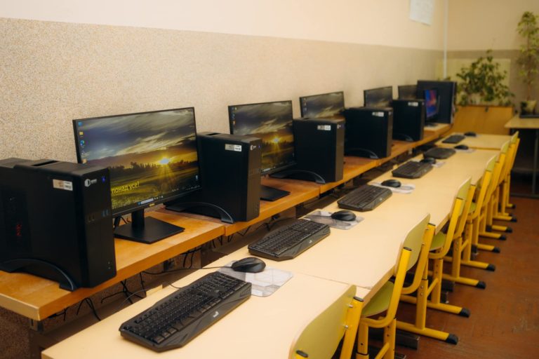 За бюджетний кошт: для 15 шкіл Франківщини закупили комп’ютерів на 5,2 млн грн (ФОТО)
