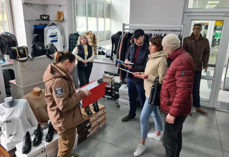 Чиновники мерії шукали неоформлених працівників у закладах міста: за тиждень знайшли п’ятьох (ФОТО)