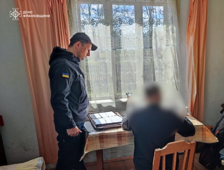 На Калущині спіймали палія трави, через якого ледь не зайнявся будинок (ФОТО)