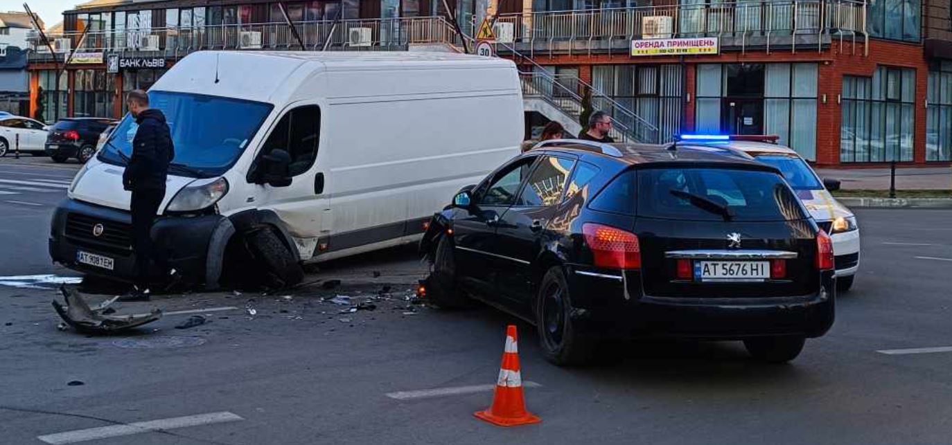 ДТП на Південному бульварі: зіткнулись дві автівки (ФОТО З МІСЦЯ)