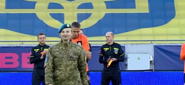 Захисниця “Азовсталі”, прикарпатка Галина Федишин зробила перший удар у футбольному матчі УПЛ (ВІДЕО)