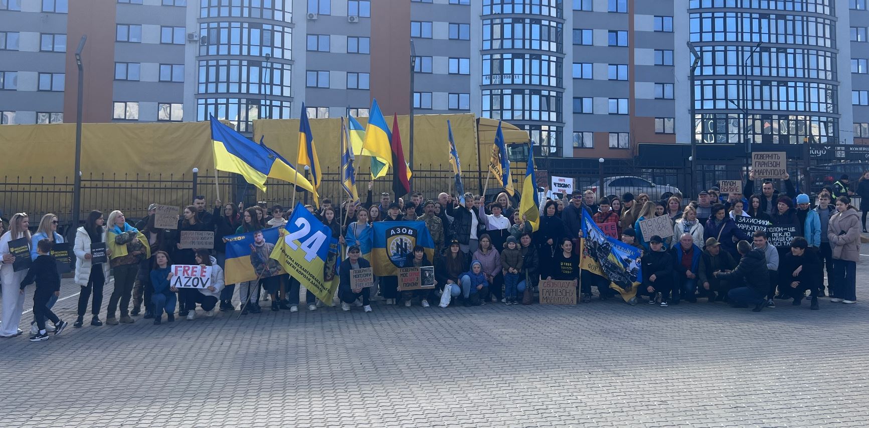 “Не мовчи! Полон вбиває!”: у Франківську на вулиці виїхали десятки автівок на підтримку захисників “Азовсталі” (ФОТО, ВІДЕО)