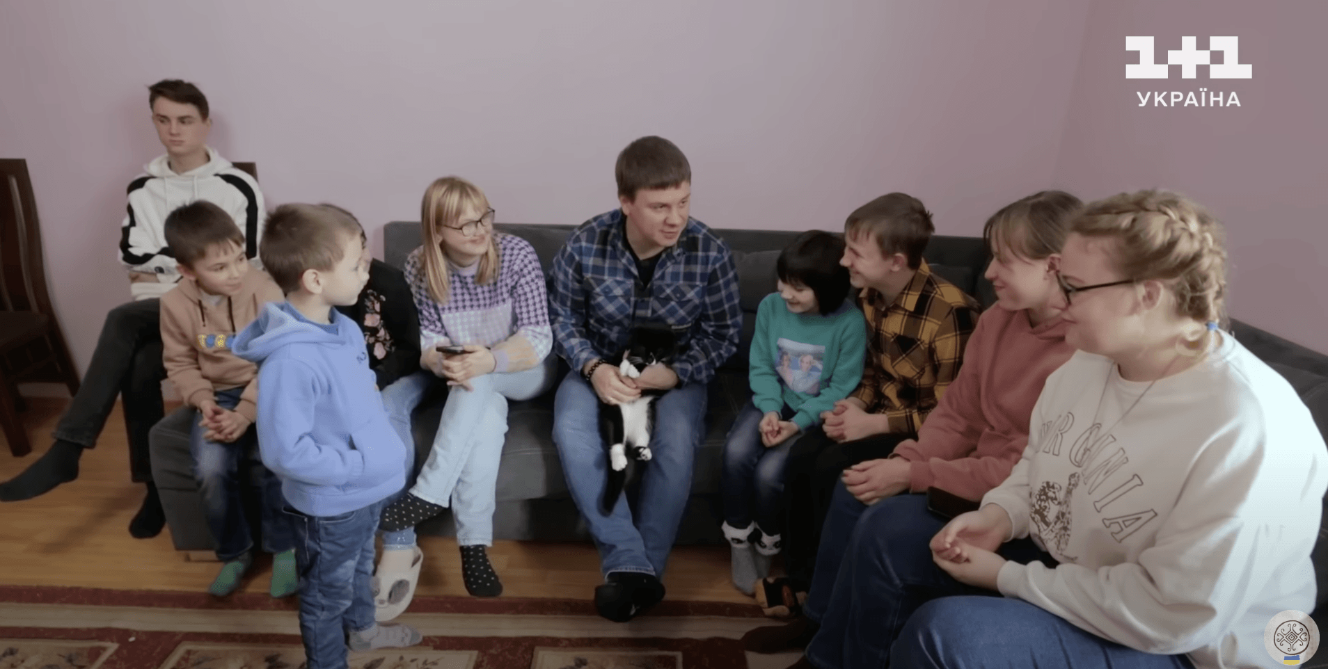 Дмитро Комаров показав, як живуть дві великі приймані сімʼї на Прикарпатті (ВІДЕО)