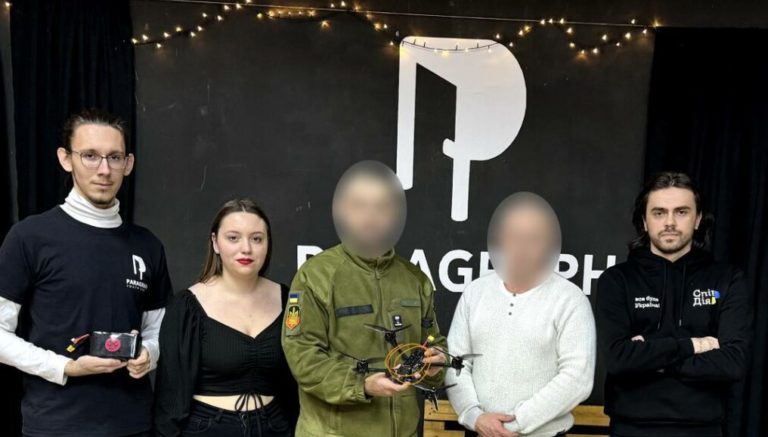Франківський молодіжний центр “Параграф” передав 10 FPV-дронів для військових (ФОТО)