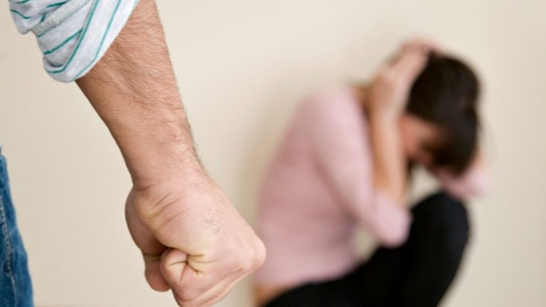 На Прикарпатті чоловік попри заборону суду продовжував бити матір: його ув’язнили на два місяці