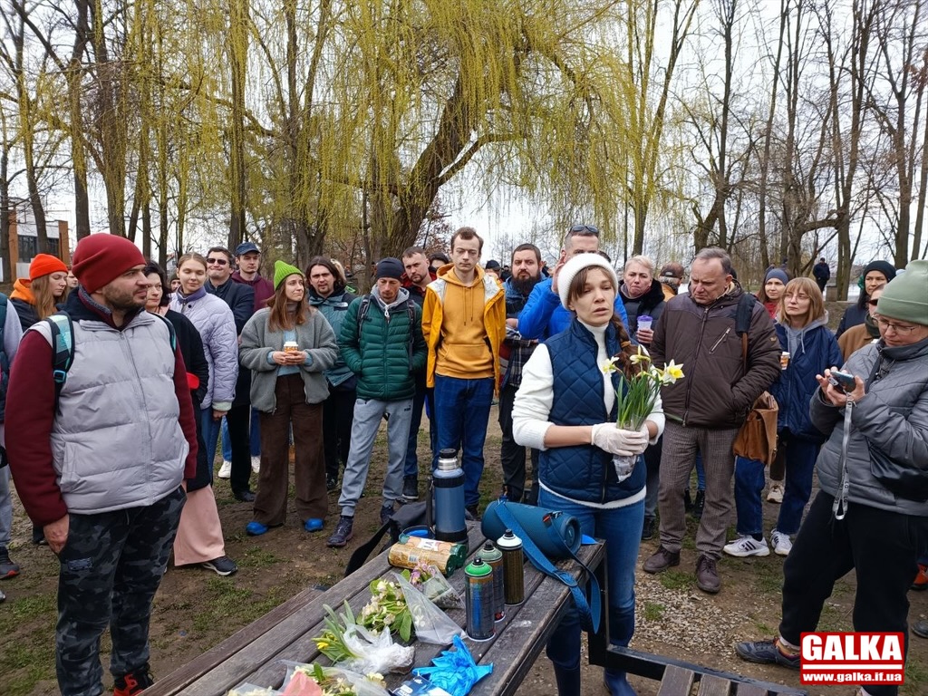 “Не варто шукати Бога у бетоні”: франківці вийшли на протестний пікнік біля будівництва нової церкви (ФОТО)