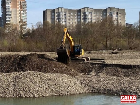 Почали ремонтувати пішохідний міст на Пасічну: завершити планують до кінця літа (ФОТО З МІСЦЯ)