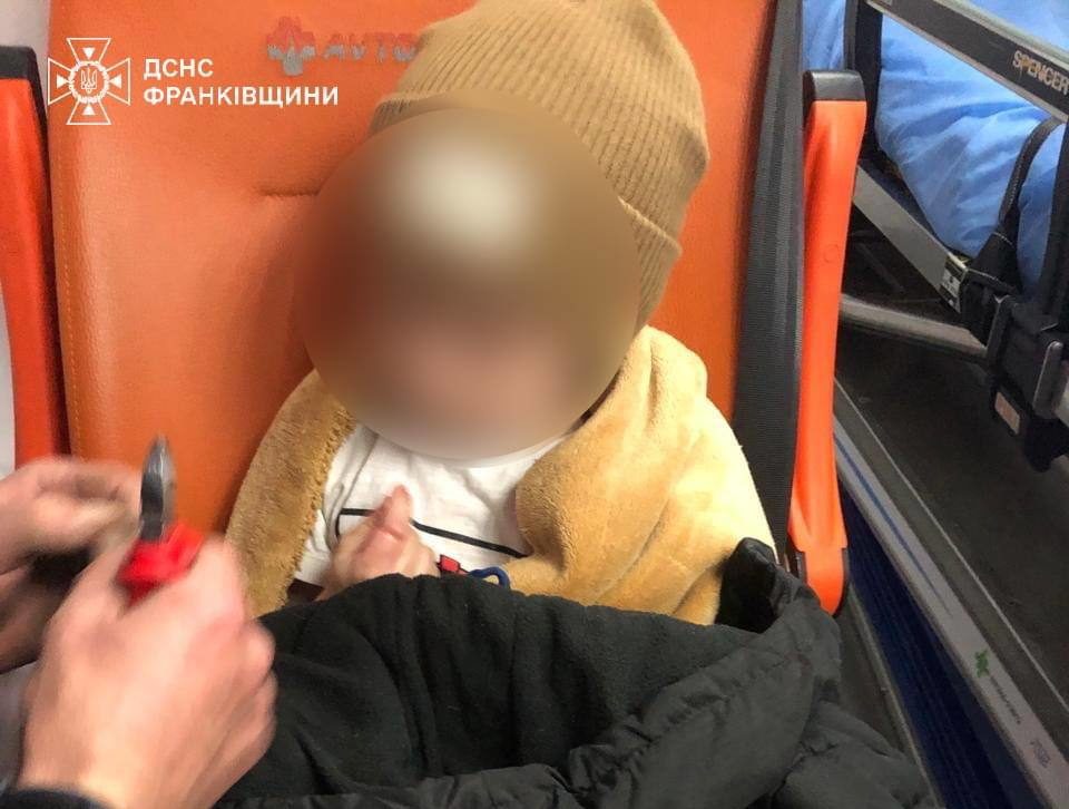 Франківські рятувальники допомогли малюку, палець якого застряг в іграшці (ФОТО)