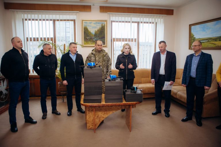 З Франківська на фронт передають ще 15 дронів і позашляховик  (ФОТО)