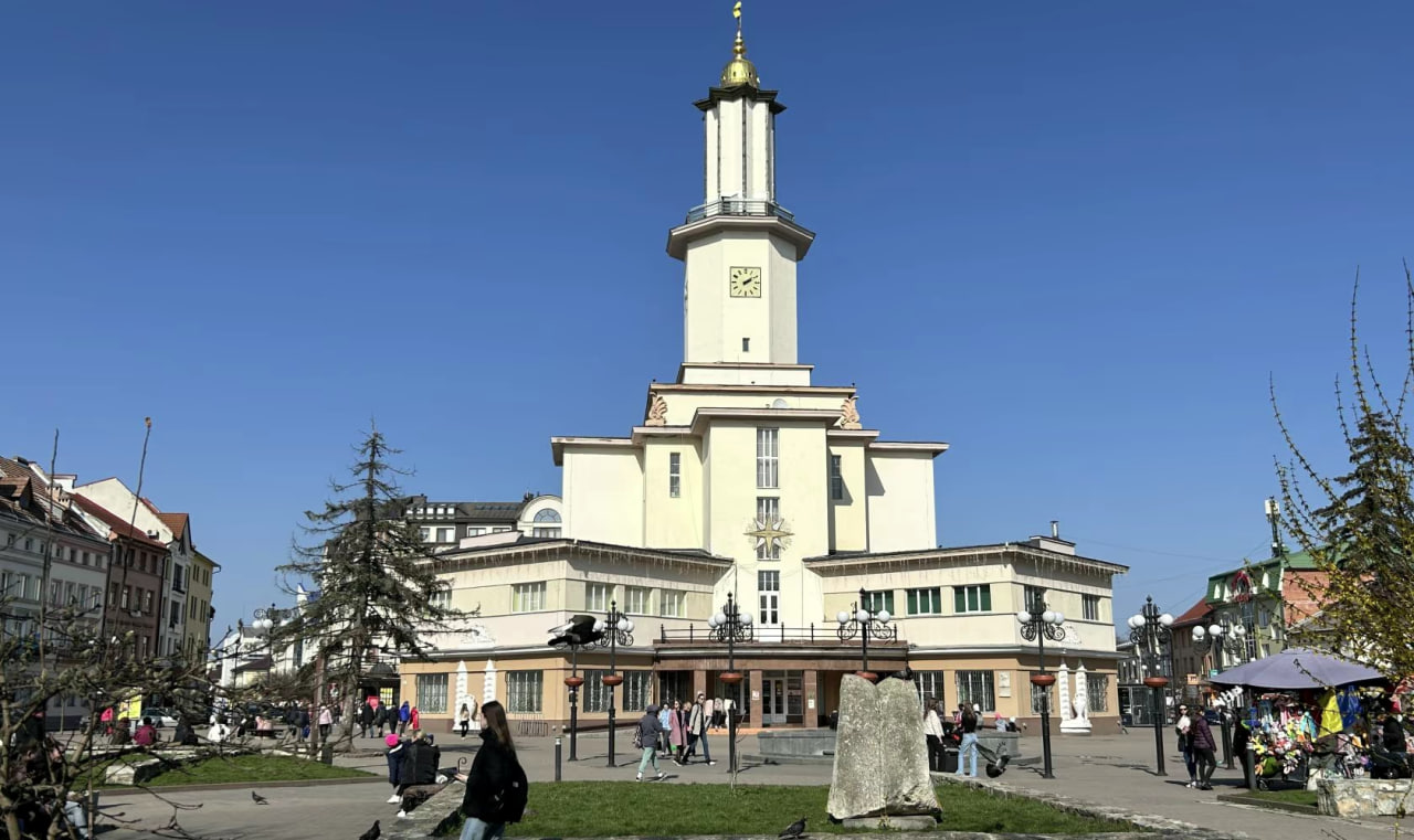Сто метрів горя та кав’ярень. Чим живе та як змінюється Франківськ під час війни (ФОТО)