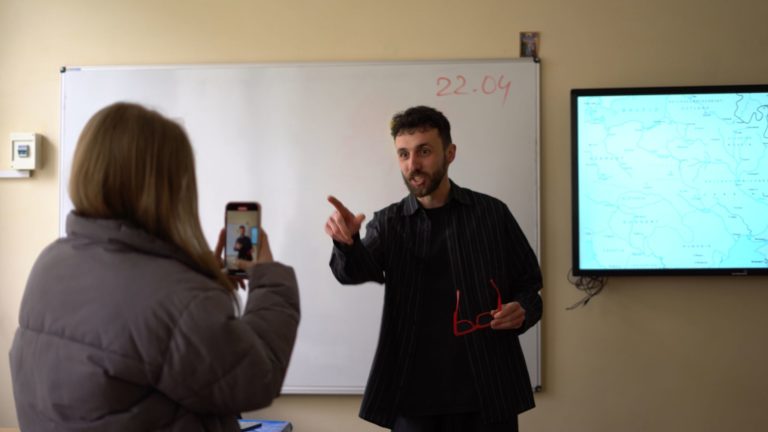 Як 25-річний калуський вчитель руйнує стереотипи і набирає сотні тисяч переглядів у TikTok (ВІДЕО)