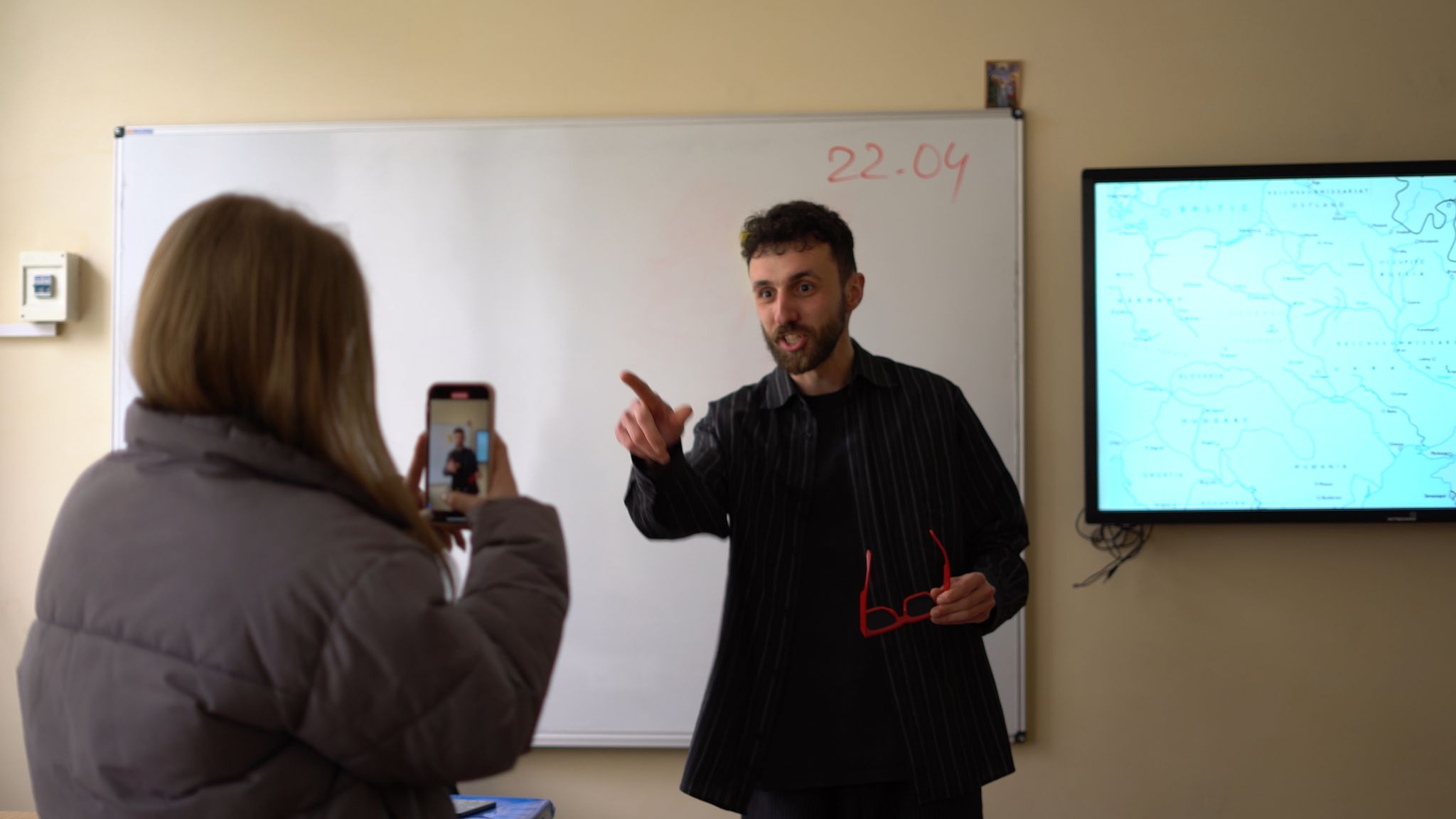 Як 25-річний калуський вчитель руйнує стереотипи і набирає сотні тисяч переглядів у TikTok (ВІДЕО)