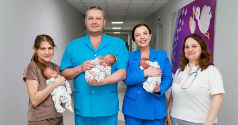 Прикарпатка у Чернівцях народила трійню хлопчиків. На братів вдома чекають три сестри (ФОТО)