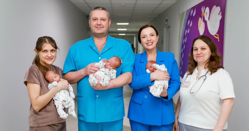 Прикарпатка у Чернівцях народила трійню хлопчиків. На братів вдома чекають три сестри (ФОТО)