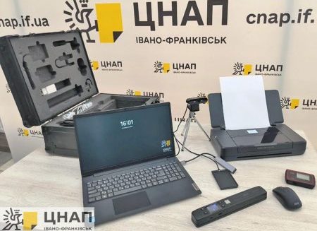 Франківський ЦНАП отримав мобільний кейс для роботи на виїзді (ФОТО)