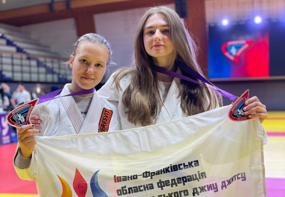 Дві юні франківки зайняли призові місця на чемпіонаті з джиу-джитсу у Парижі (ФОТО)