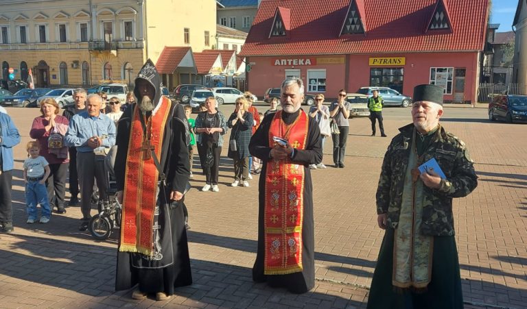 Із Кут вирушила Хресна Дорога, яка пройде 1700 км до Авдіївки: серед паломників військові, ветерани та місцеві мешканці (ФОТО)