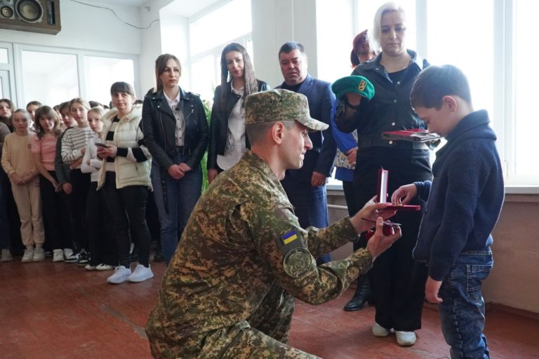 У Лисці сину загиблого воїна побратим передав татів берет та нагороди (ФОТО)
