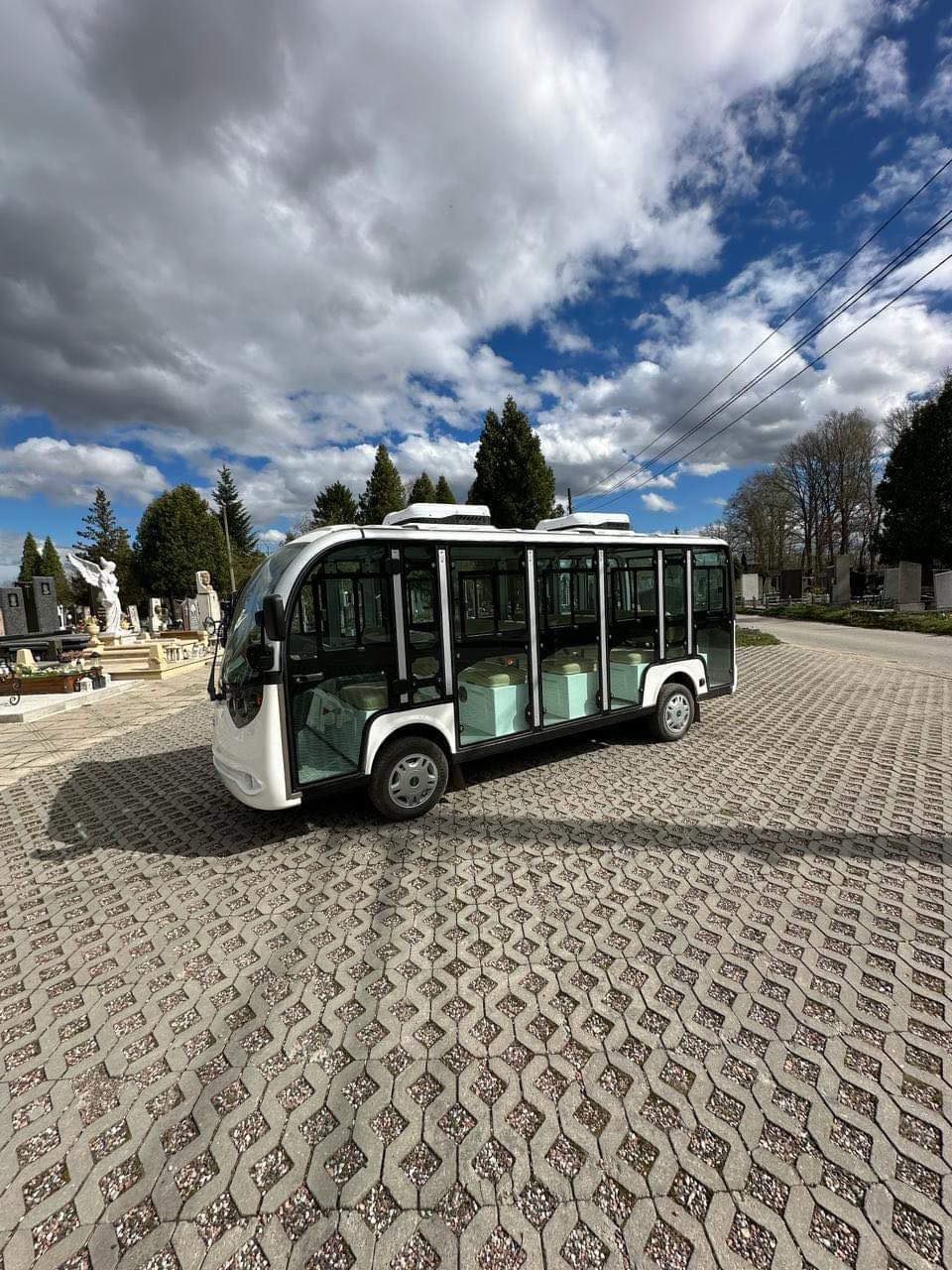 На міському кладовищі курсує автобус: поки що в тестовому режимі (ФОТО)