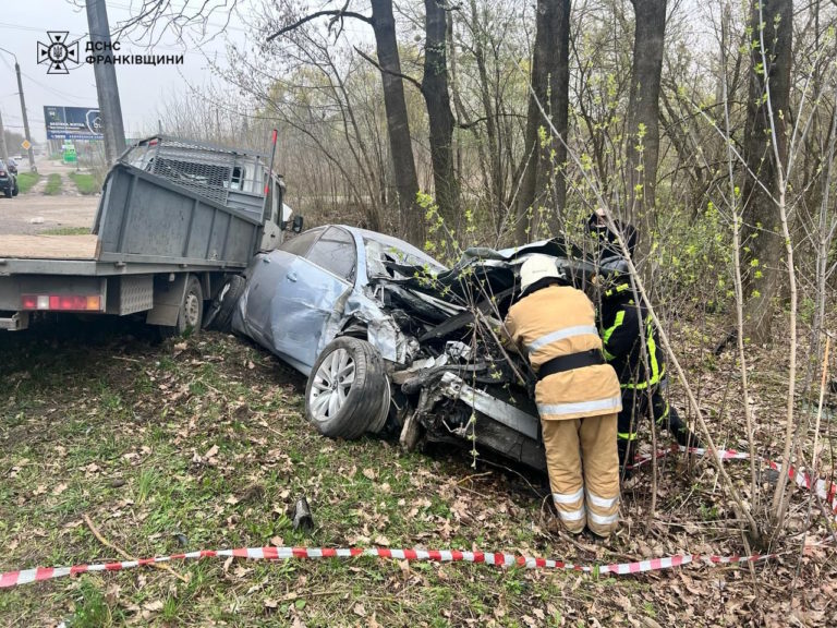 Поблизу Франківська смертельна автопригода: загинули двоє людей (ФОТО)