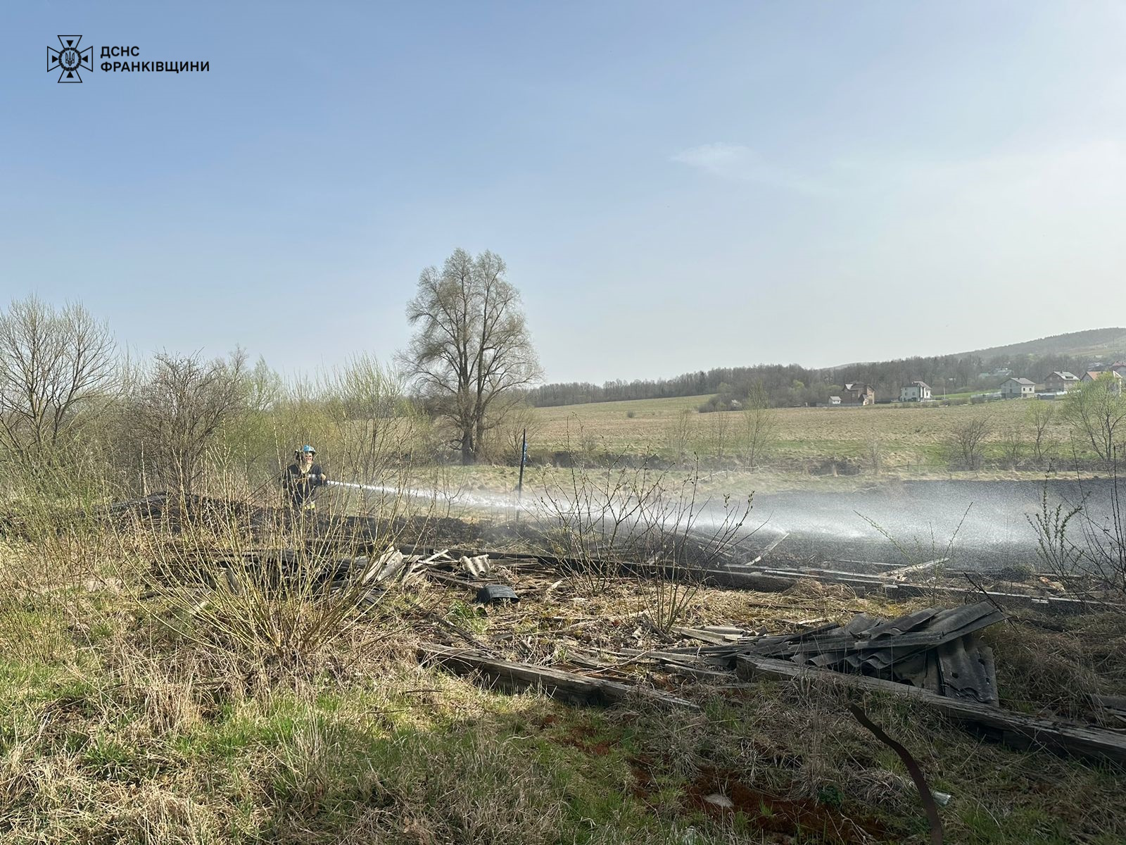 За добу рятувальники погасили 45 пожеж сухої трави й впіймали вісьмох паліїв (ФОТО, ВІДЕО)