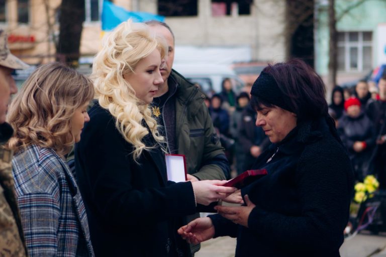 Рідним захисників із Косівщини та Верховинщини вручили державні нагороди (ФОТО)