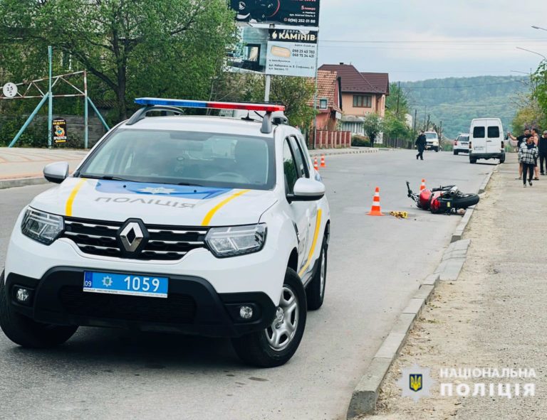 У Надвірній зіткнулися мікроавтобус і мотоцикл, водій і пасажирка останнього у лікарні (ФОТО)