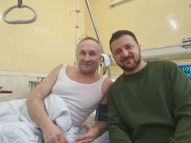 Президент особисто вручив воїну Володимиру Кавчаку з Калущини медаль “За військову службу Україні” (ФОТО)