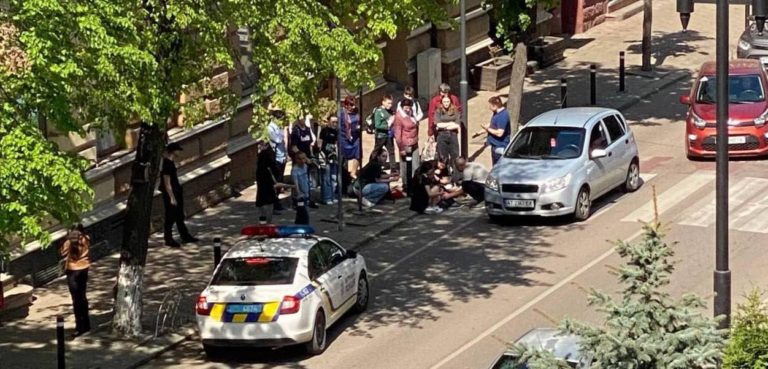 На Грушевського під колеса авто потрапив хлопчик, він у лікарні (ФОТО З МІСЦЯ)