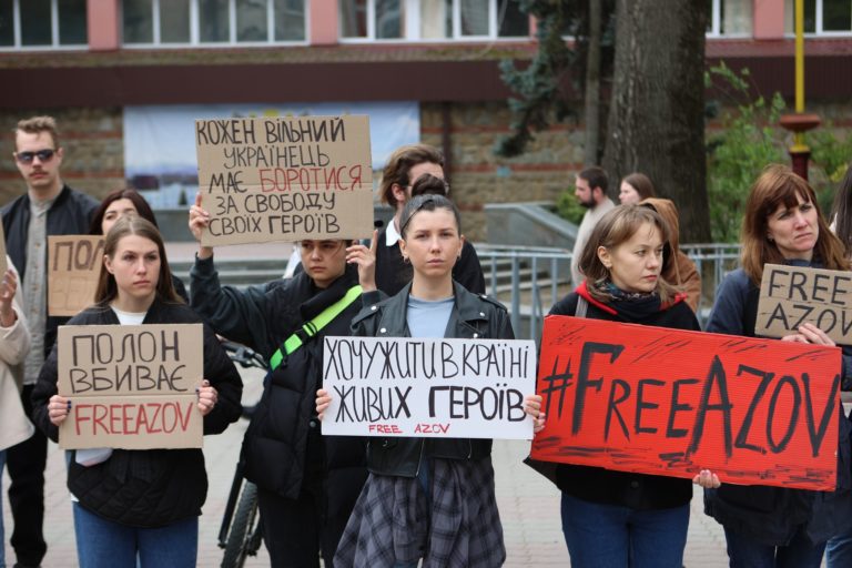“Полон вбиває”: у Франківську пройшла акція на підтримку захисників Маріуполя (ФОТО)