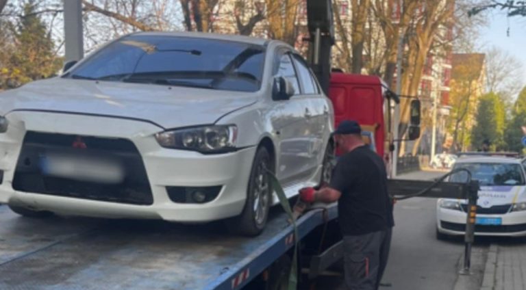 У Франківську п’яний водій “Міцубісі” спричинив подвійну аварію і втік (ФОТО)
