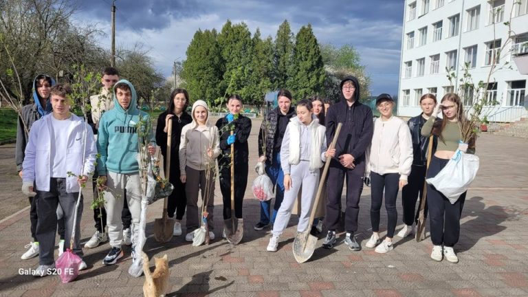 Випускники Голинського ліцею висадили алею бузку поблизу школи (ФОТО)