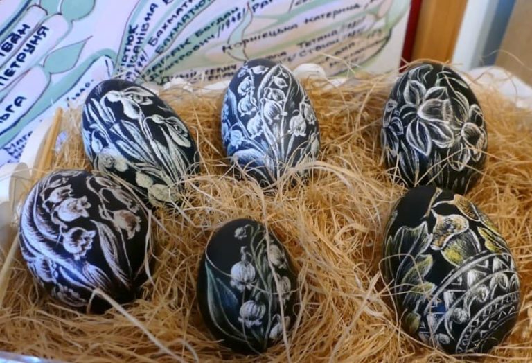 “Це наш генетичний код”: на Калущині стартувала виставка писанок Наталії Андибур (ФОТО)