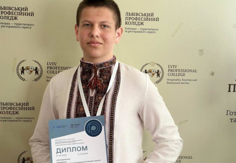 Юрій Бурдяк з Коломиї став призером Всеукраїнської олімпіади з біології (ФОТОФАКТ)