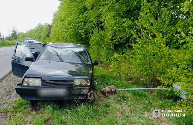 У Богородчанській громаді “ВАЗ” зʼїхав у кювет, травмувався пасажир (ФОТО)