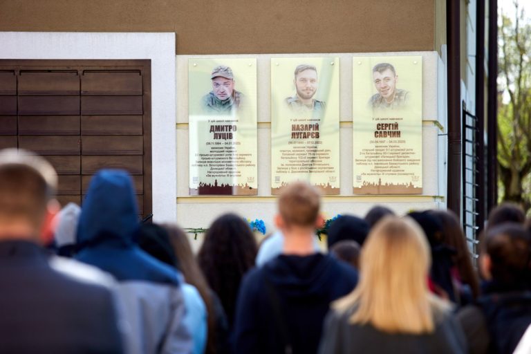 На фасаді франківського ліцею відкрили анотаційні дошки воїнам Дмитру Луціву та Сергію Савчину (ФОТО)