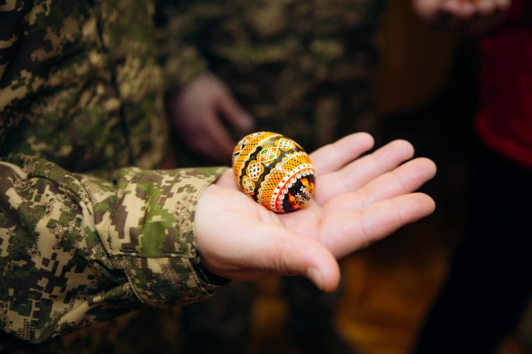 У Франківську діти захисників вчилися розмальовувати писанки (ФОТО)