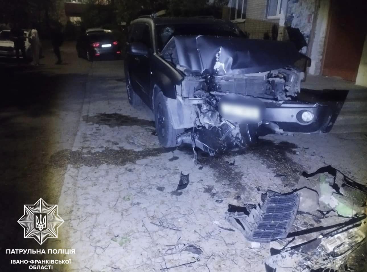 У Франківську водій з ознаками сп’яніння врізався в авто й дерево (ФОТО З МІСЦЯ)