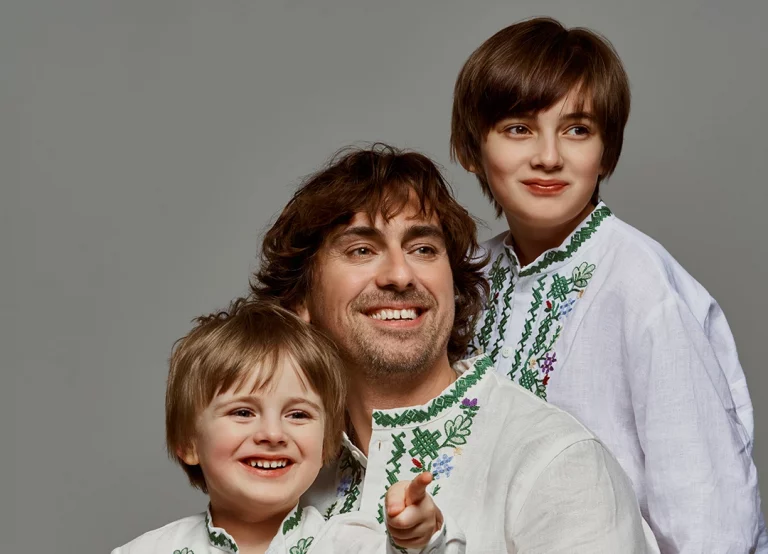 Франківський актор Гнатковський з родиною став обличчям нової колекції українського бренду одягу (ФОТО)