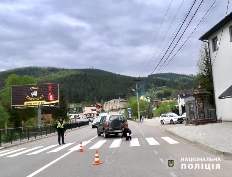 У Яремче “на зебрі” під колеса автівки потрапила жінка з дітьми (ФОТО)