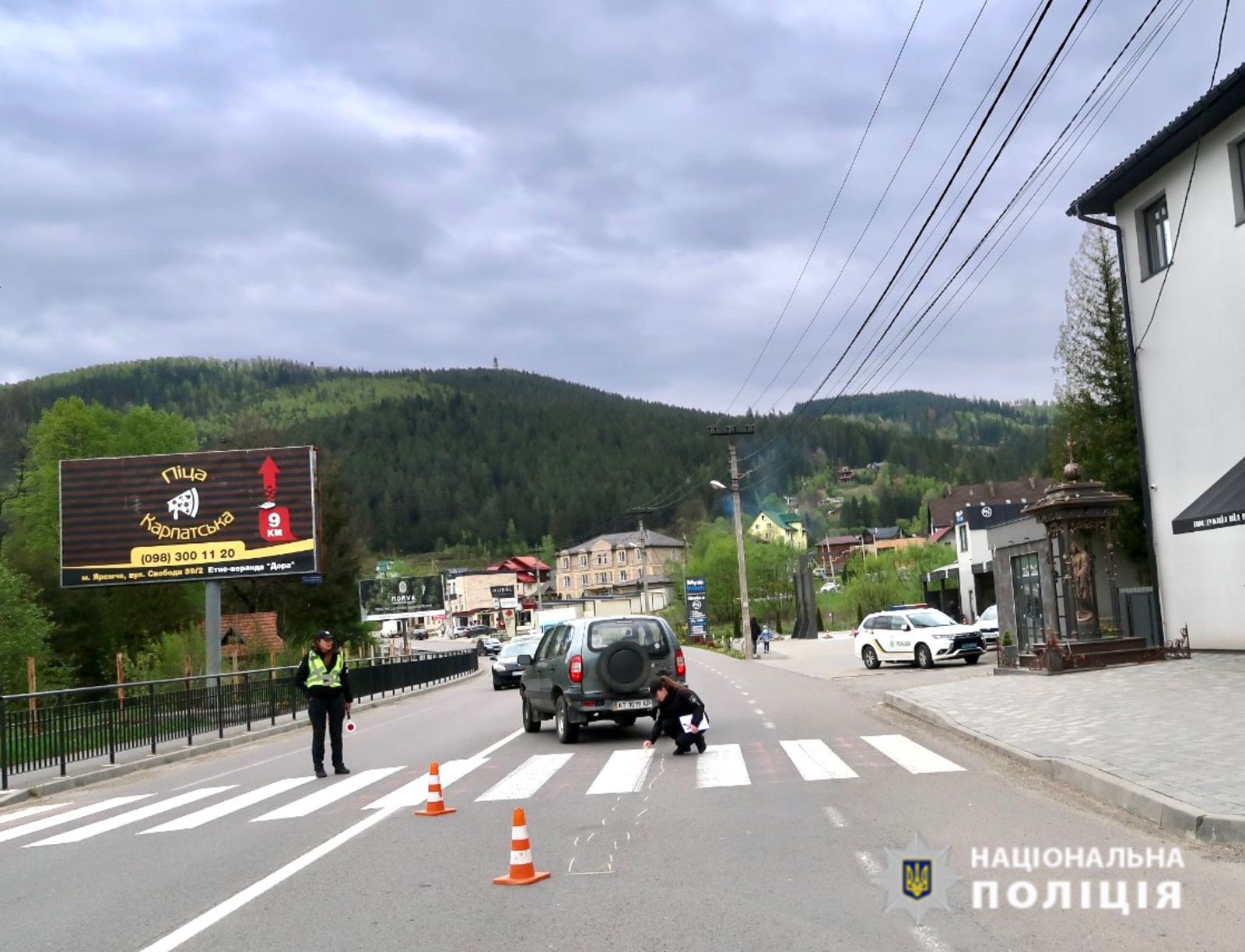 У Яремче “на зебрі” під колеса автівки потрапила жінка з дітьми (ФОТО)
