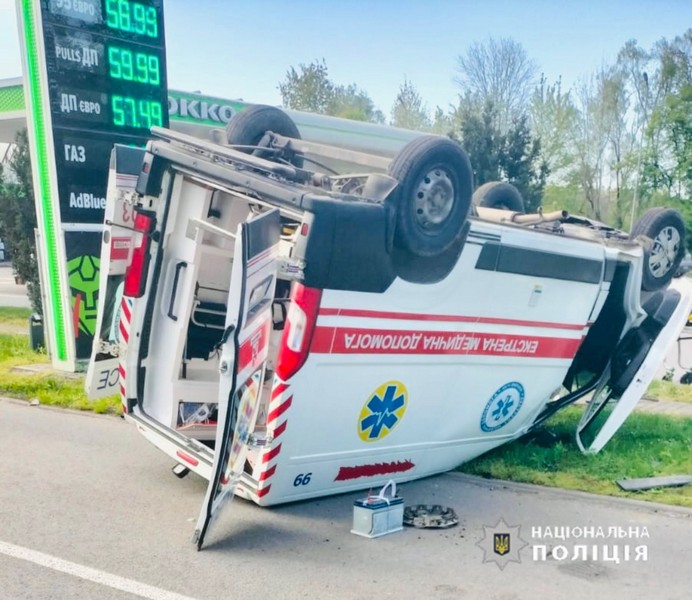У поліції розповіли подробиці аварії під Калушем, в якій перекинулася “швидка” (ФОТО)